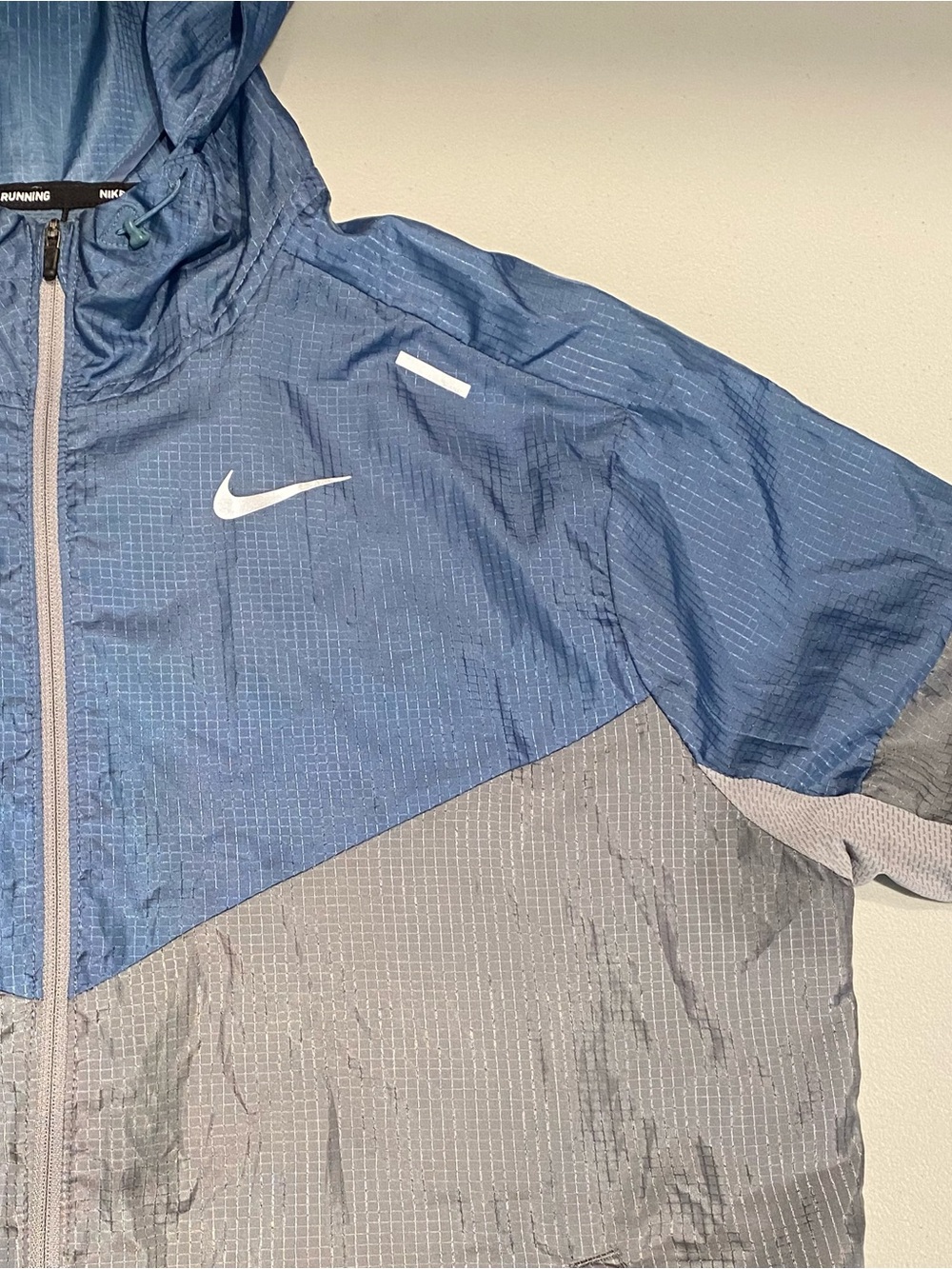 Nike Impossibly Light Windrunner Blue and Gray Jacket, size M - Picture 3 of 7